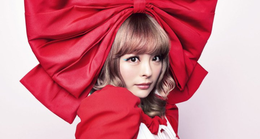 海邊休假出意外！卡莉怪妞下水3分鐘「左腿爆血縫18針」：鯊魚都要來了！